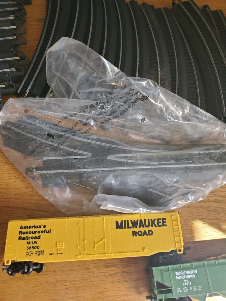 UNTESTED Bachmann Train Cars And 30+ Track