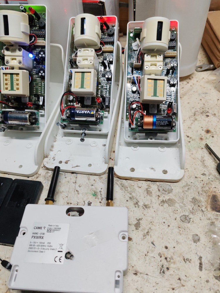 1 receiver +3 external wireless sensors +2 remote controls 4 buttons