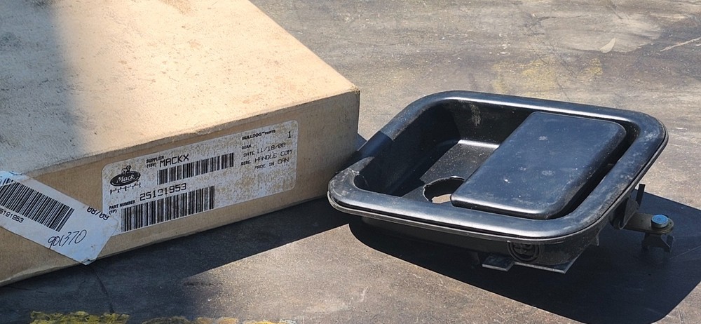 Mack Door Handle, 25191953