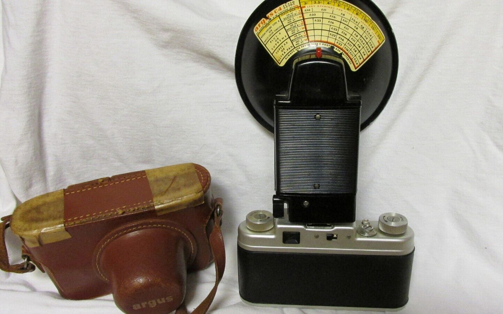 VINTAGE 1950s ARGUS C-FOUR CAMERA w/ FLASH & BULB & CASE