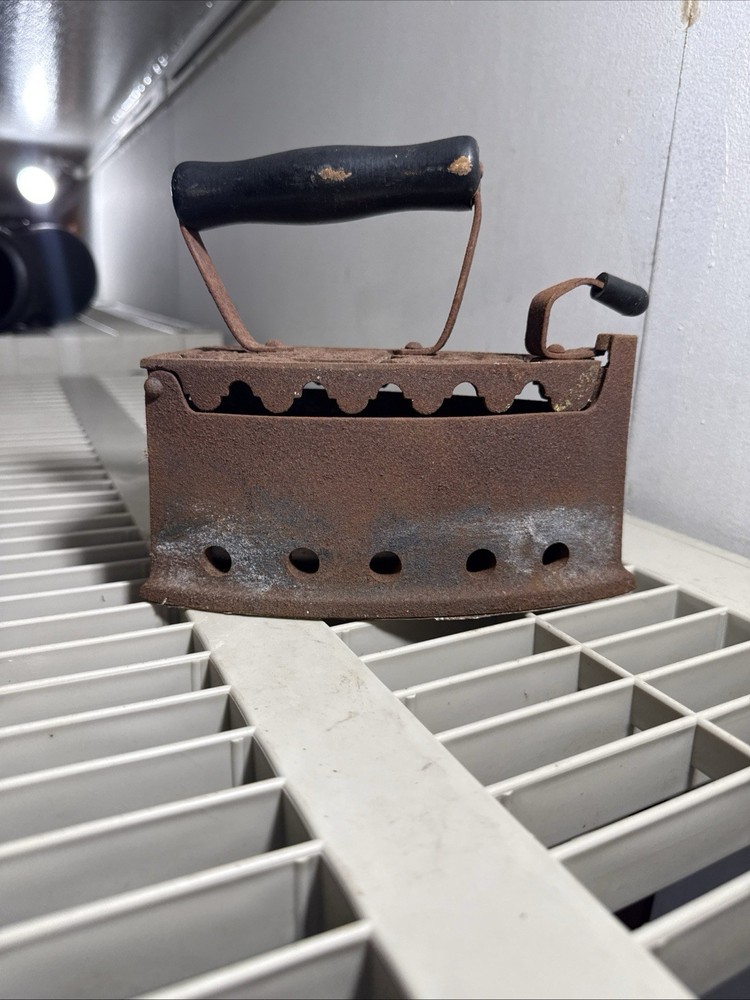 Antique Cast-Iron Charcoal Iron ￼