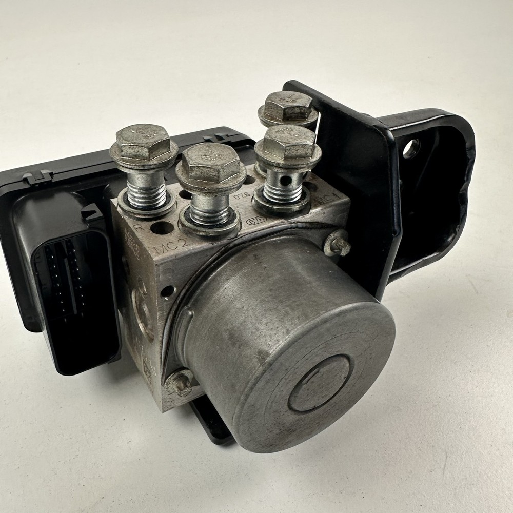 Harley Davidson DYNA Super Glide Custom 2012 ABS pump modulator controller block