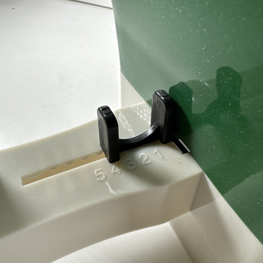 NEW #HHBS-125 Handheld PRECISION Broadcast Spreader 5 Settings