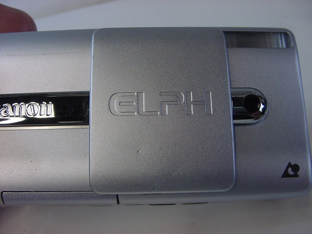 CANON ELPH - POINT & SHOOT CAMERA
