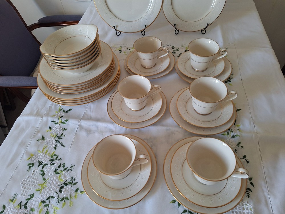 Dinner set, Noritake Caledonia pattern 7091, from Japan, 35 pieces