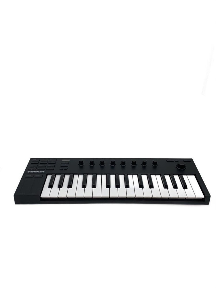 NATIVE INSTRUMENTS Synthesizer M32 Used