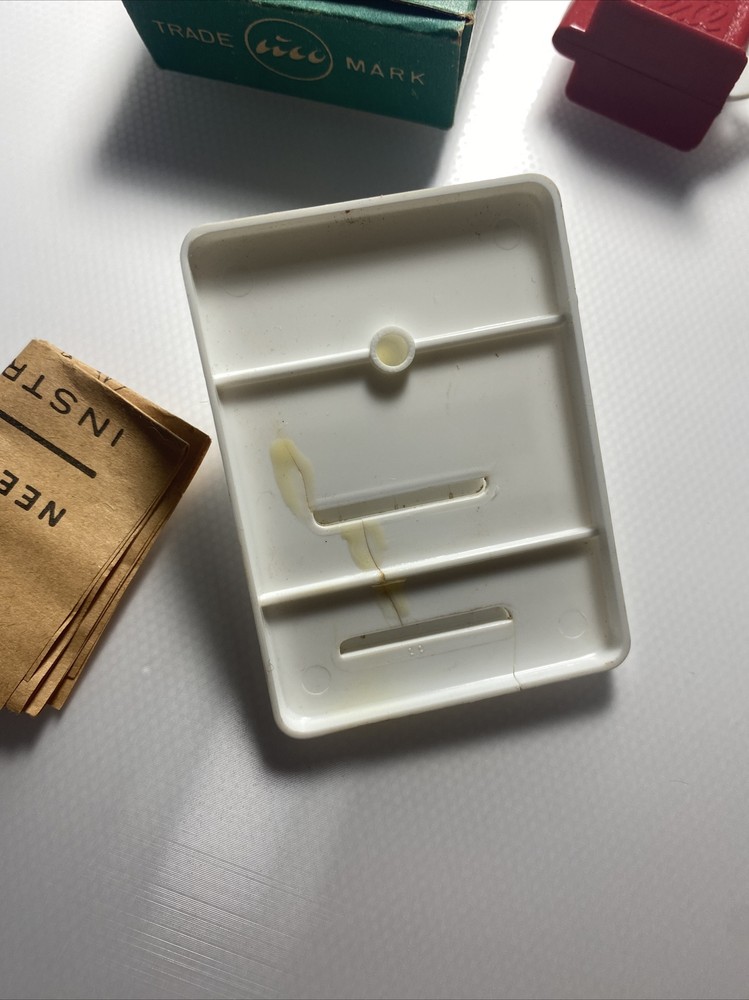 Vintage HEXE Red Plastic Automatic Needle zar