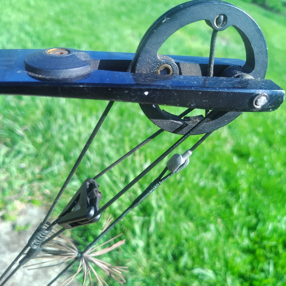 Martin Archery Compound Bow with 4 aiming posts, Saunders damper & arrow guide