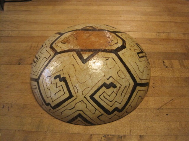 PERUVIAN SHIPIBO LARGE POTTERY BOWL, 1930-50