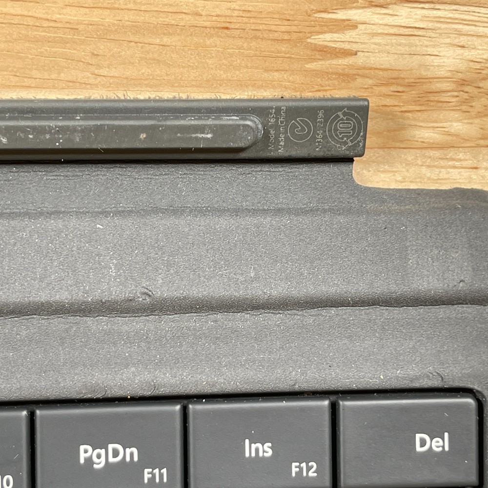Microsoft Surface 3 - 1654 Magnetic QWERTY Folio Keyboard w/ Touchpad