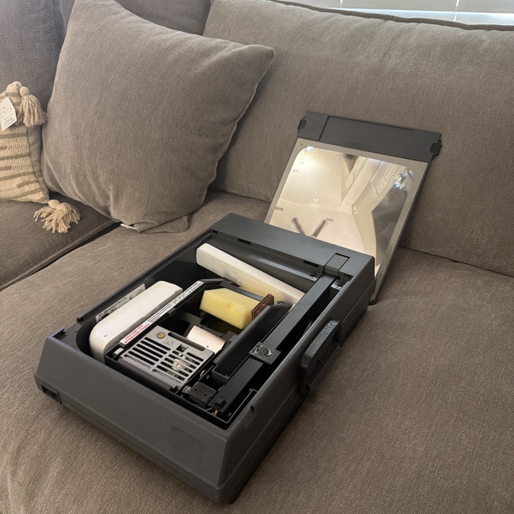 3M 2000 AG Overhead Projector Folding Briefcase Portable Model Works great!