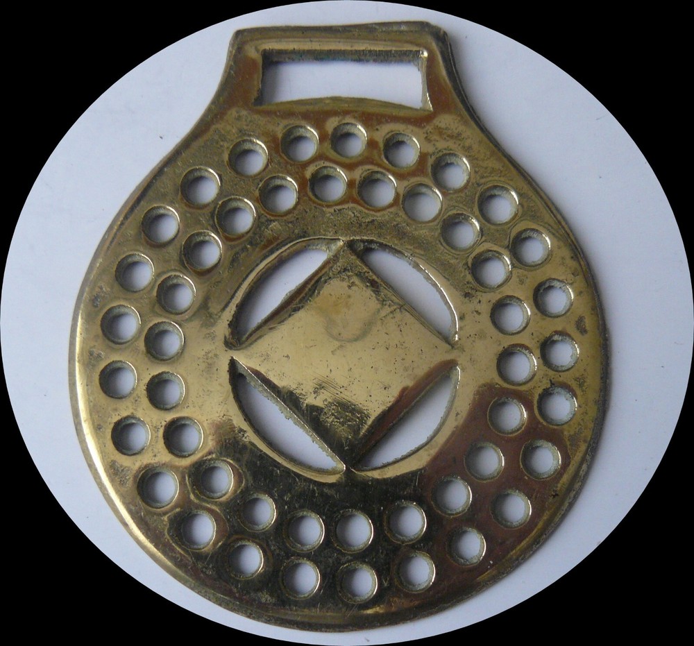 GEOMETRIC  horse brass      (6798)