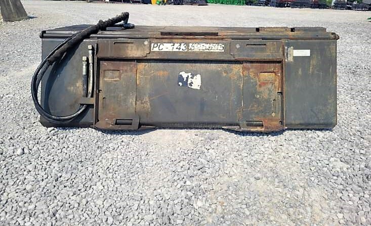 Used 2018 72'' Bobcat Sweeper for Skid Steer Quick Connect Mount