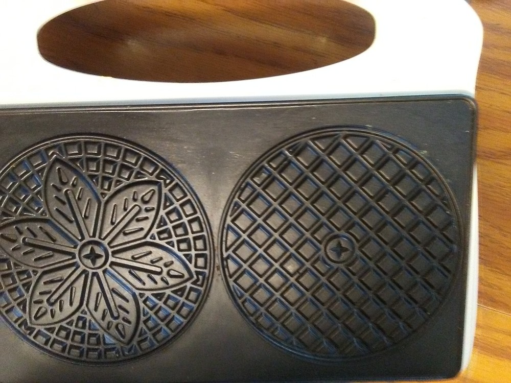Toastmaster Pizzelle maker Italian cookie press