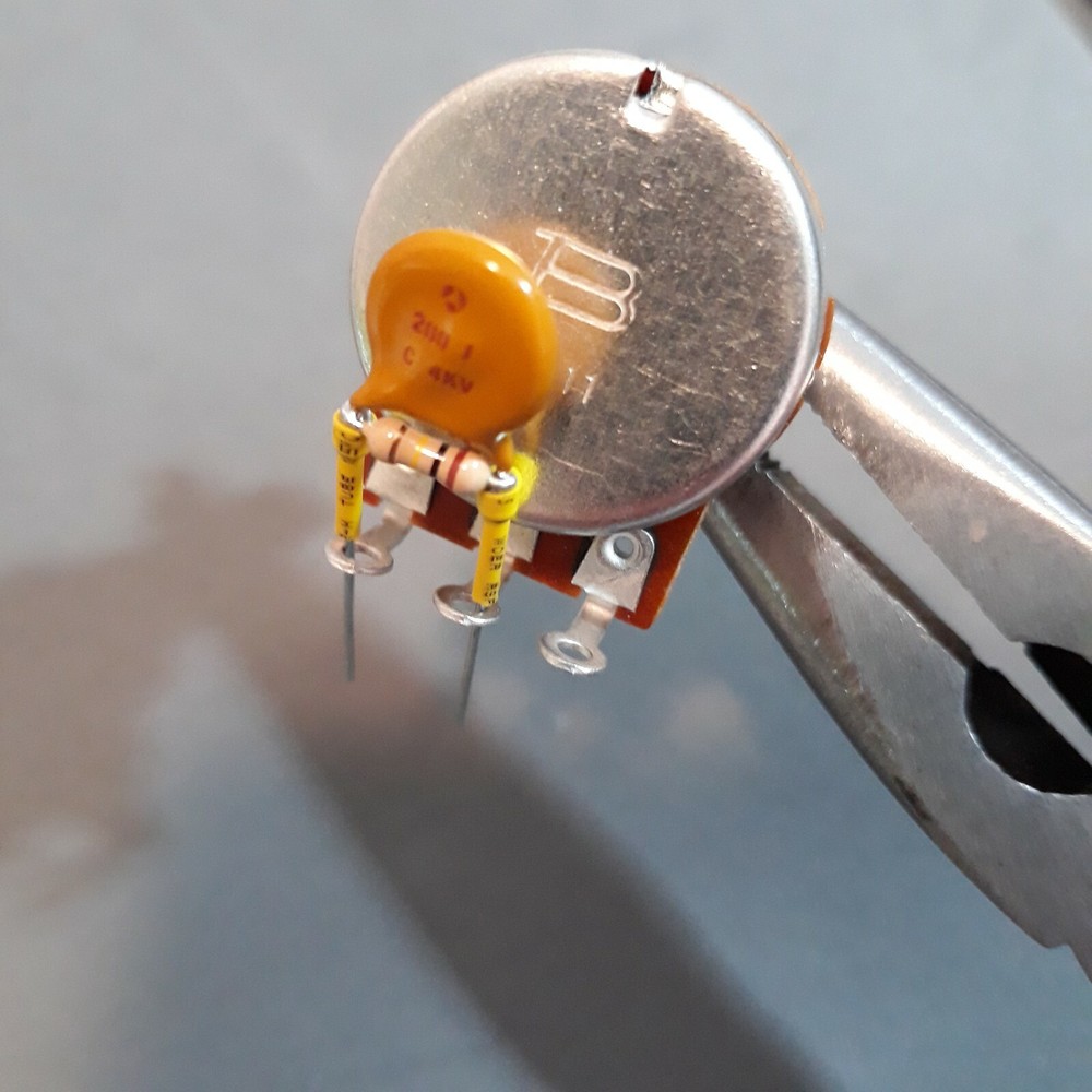 TREBLE BLEED "Modified G&L" Style 200pF ceramic disc capacitor, 100K resistor