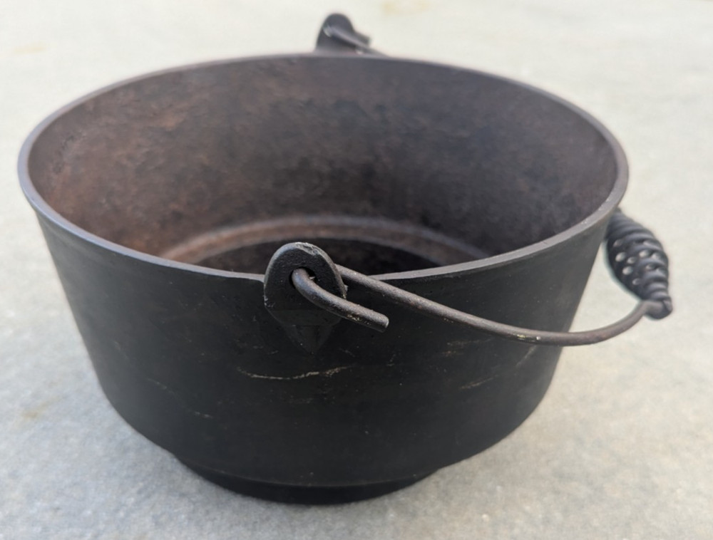 Cast Iron Gate Mark Eccentric Footed Offset Bottom Cowboy Pot Kettle Cauldron #8
