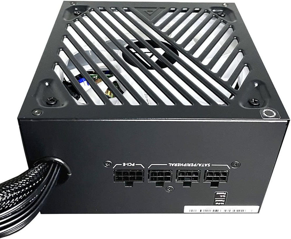 Fuente de poder 650W 80+ Gold con RGB y diseño semimodular.
