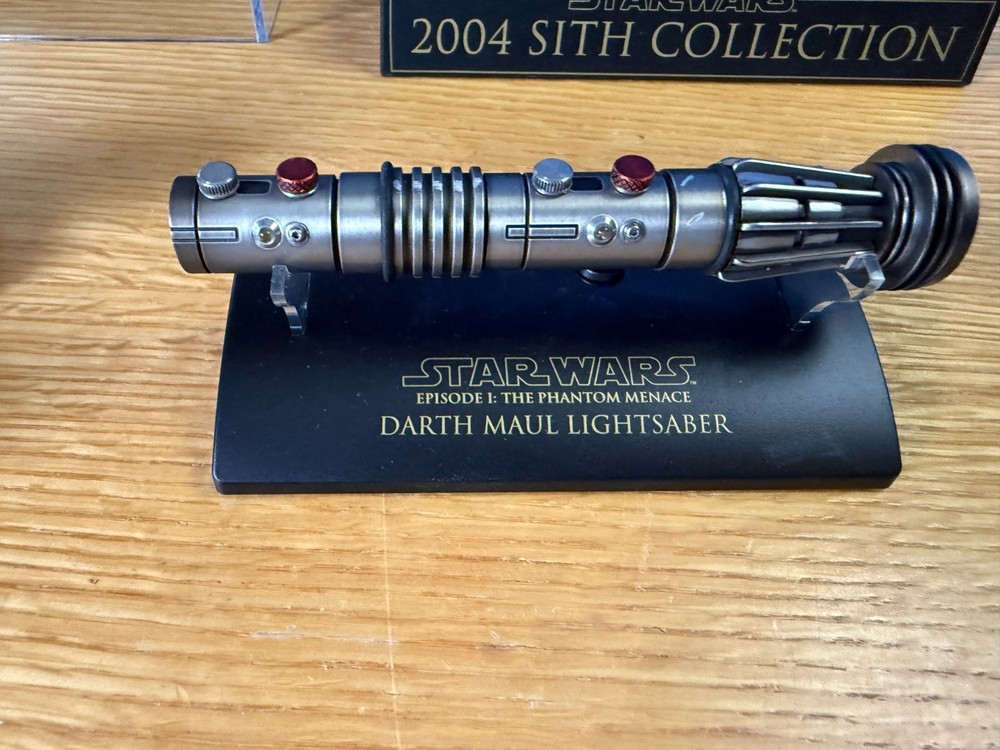 Master Replicas 2004 Sith Collection .45 Scaled Lightsaber Collection wit Case