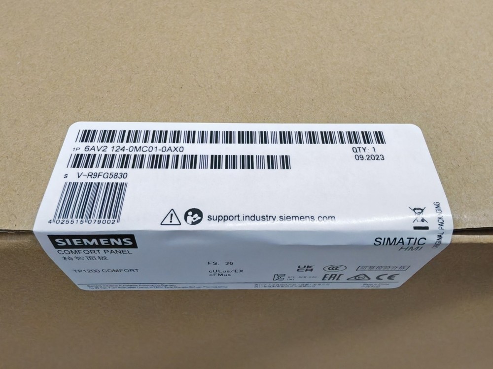 NEW Siemens 6AV2124-0MC01-0AX0 6AV2 124-0MC01-0AX0