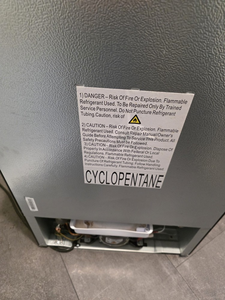 Mini fridge Total Capacity (cu. ft.): 4.3 cu ft