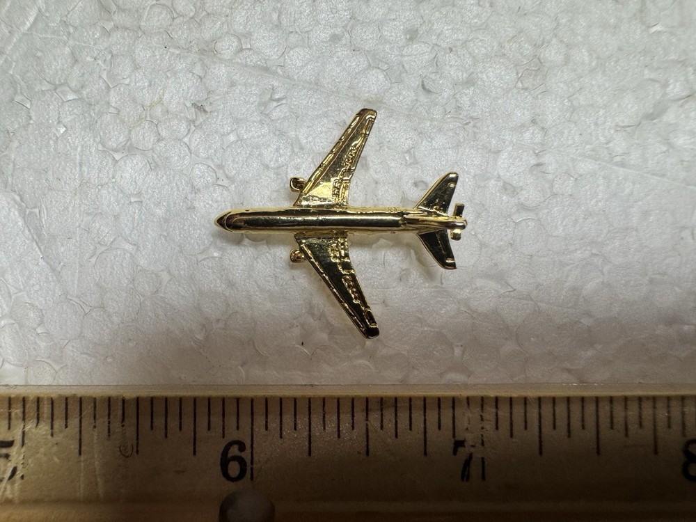 Boeing 737 Lapel Pin