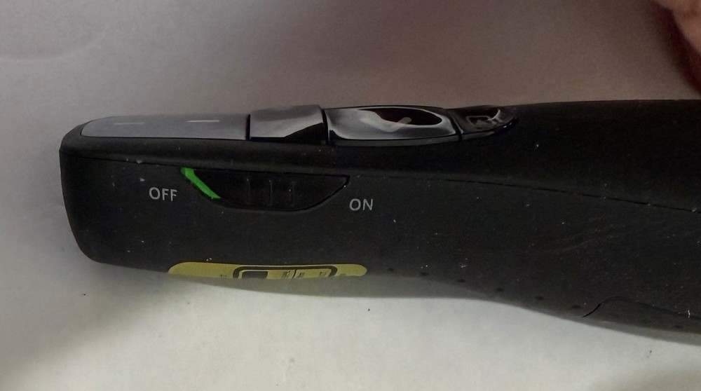 Logitech R400 Wireless Presenter Presentation Remote & Laser Pointer + Batteries