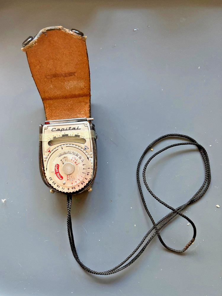 *GREAT* VINTAGE CAPITAL LIGHT METER W/CASE, STRAP