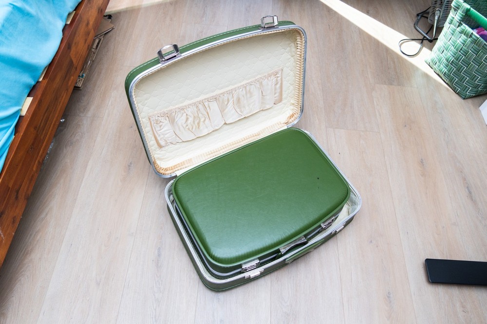 VINTAGE 4 PIECE NESTED LEATHER TRUNK/BRIEFCASE SET - EMERALD GREEN
