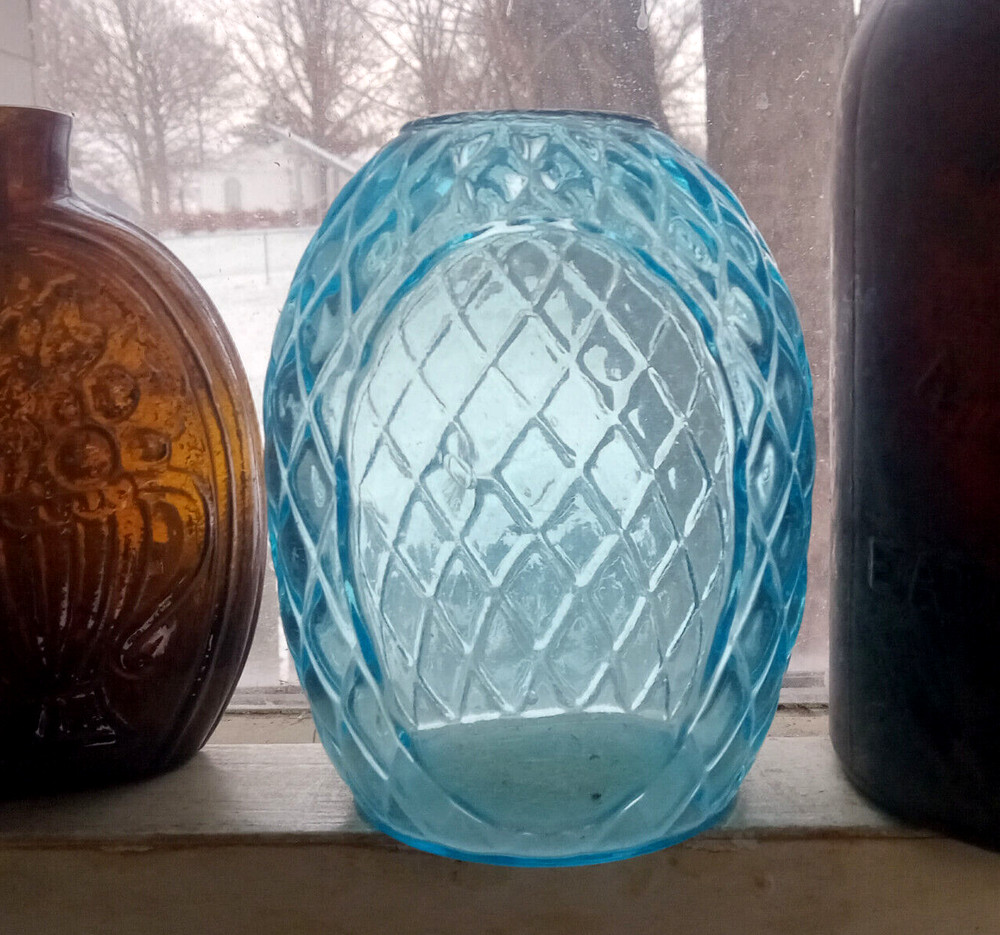 PRETTY CORNFLOWER BLUE DIAMOND QUILTED SNUFF BOTTLE HAND BLOWN PLAIN OVAL PANEL