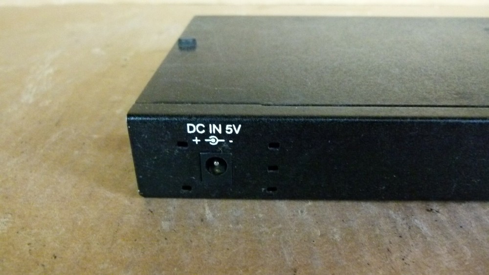 IBM Model 8242-008 8-Port Base Compact Network Hub 08L2986