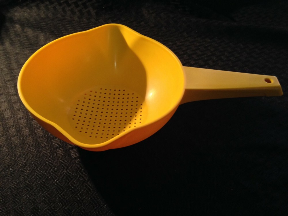 Vintage Tupperware 1 Quart Yellow plastic Strainer Colander 8" Wide