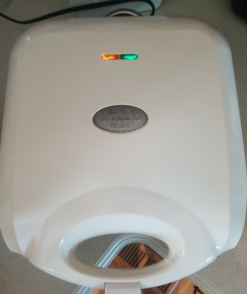 Non stick BELLA Fluted Bundt Style Cake Maker