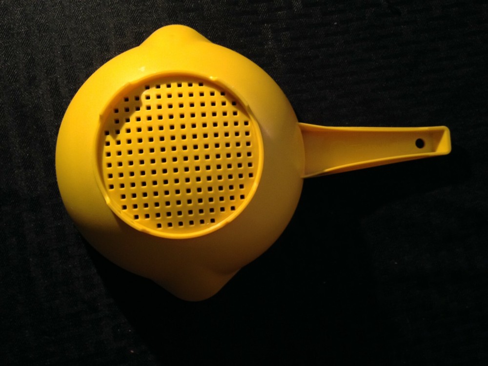 Vintage Tupperware 1 Quart Yellow plastic Strainer Colander 8" Wide