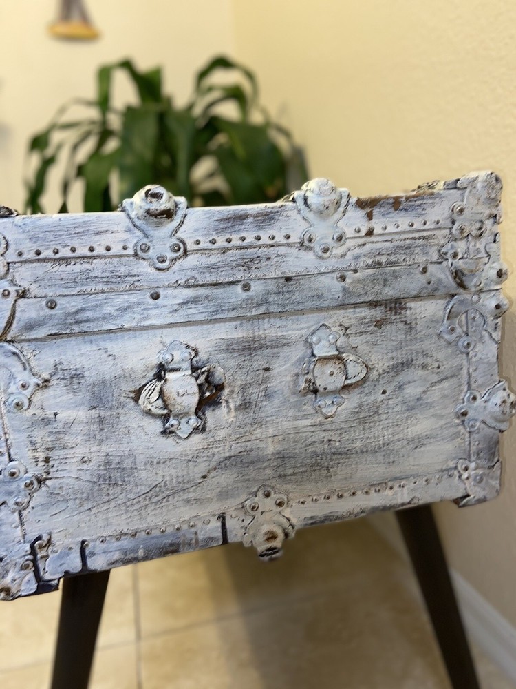 vintage trunk Table