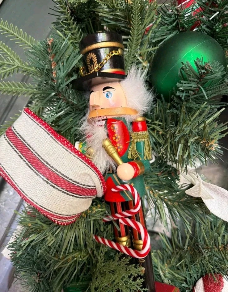 26 In Diameter Ashland Wreath Couronne Nutcracker & Peppermint