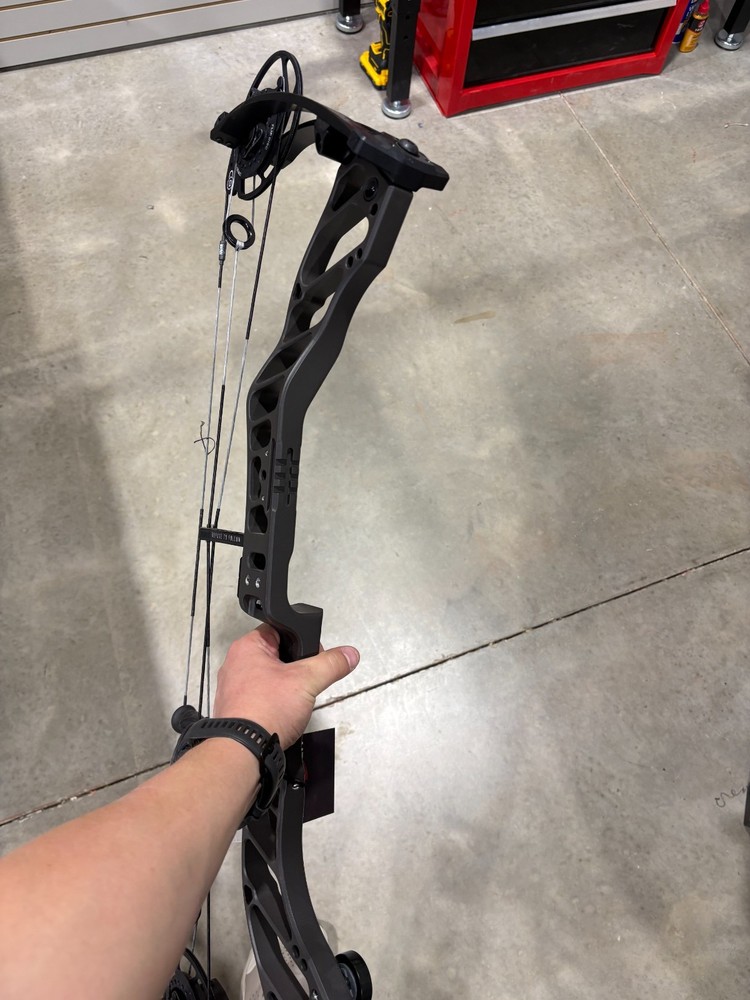 New Bowtech Ascend RH compound bow