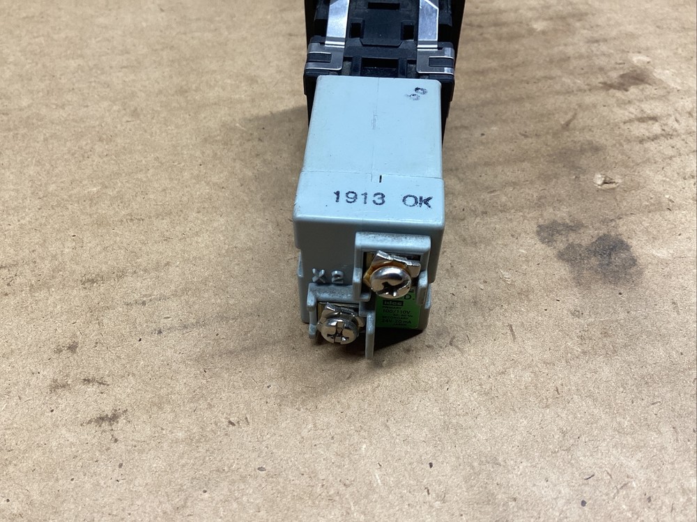 SQUARE IDEC PRIMARY MACHINE LIGHT #810M25