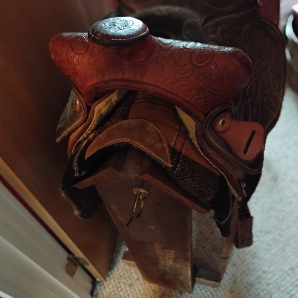 Western Saddle with pad and stand