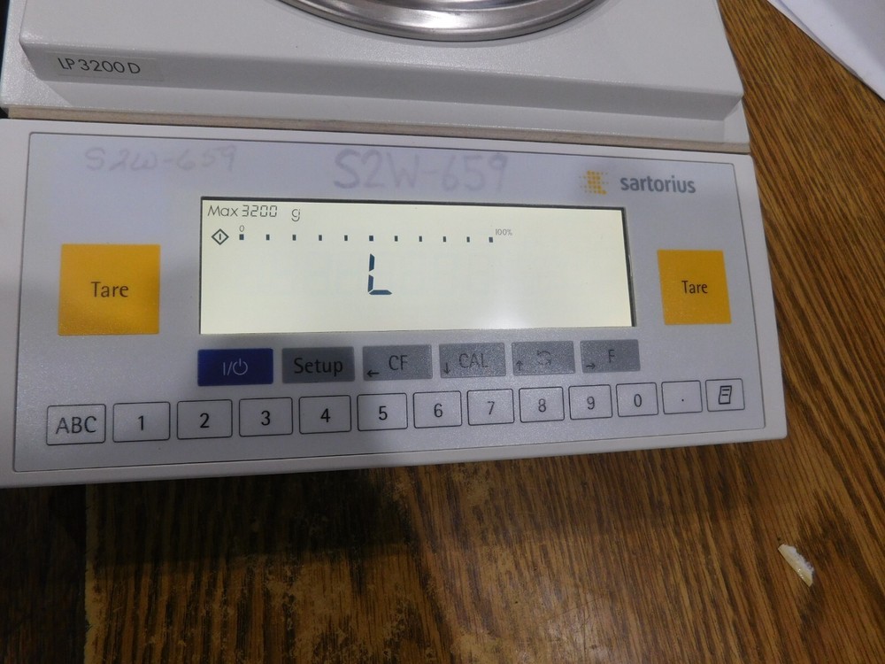 Sartorius Model: LP3200D Scale withYAC01LP Display Unit. No AC Adapter