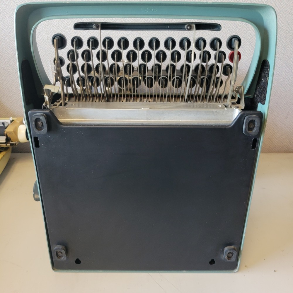 Olivetti Studio 44 SCRIPT Manual Portable Typewriter w/ Original Case - NICE !