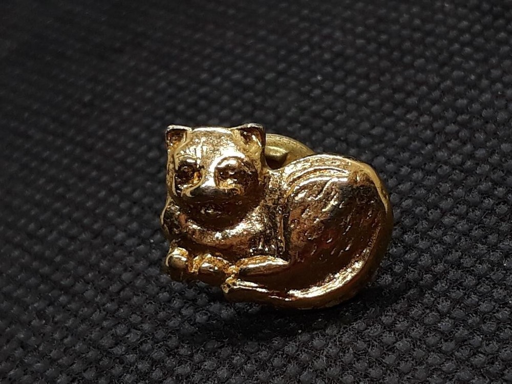 Vintage Sleeping Cat Lapel Pin Gold Tone