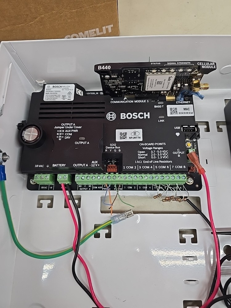 BOSCH B3512 COMPLETE KIT WITH A B440 CELLULARMODULE ,TRANSFORMER,KEYPAD, ANTENNA