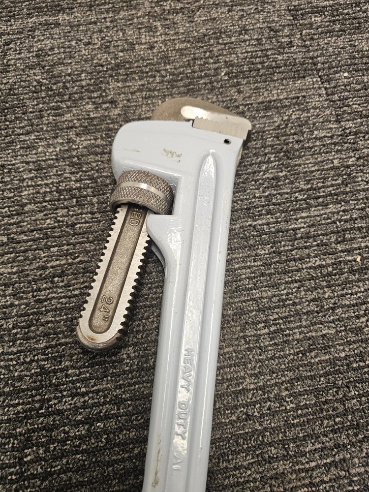 Adjustable Jaw Pipe Wrench 24" Size 21' Length Closed