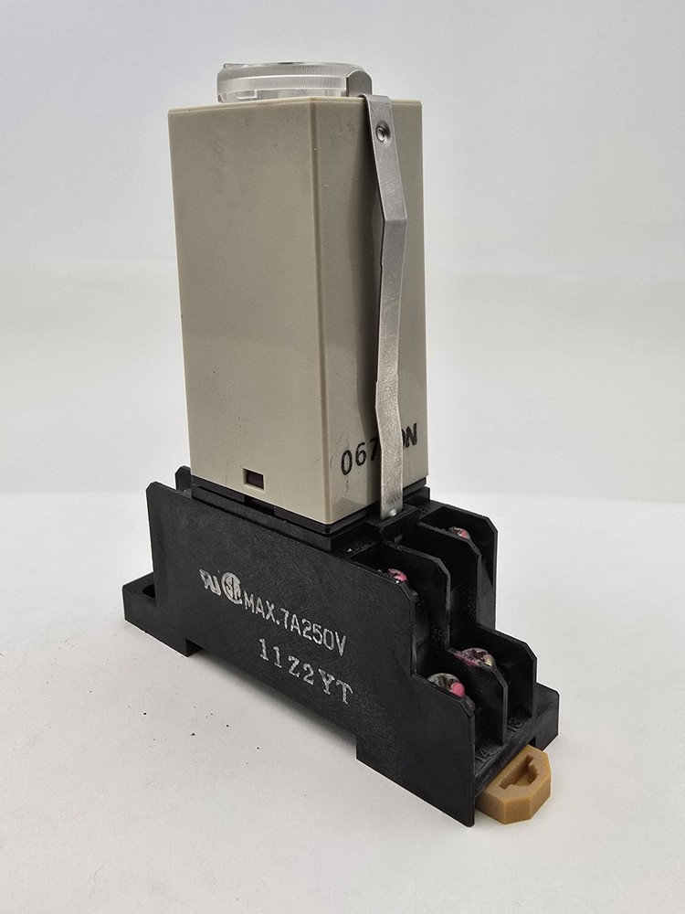 Omron H3Y-2 Solid State Timer With Socket Base 5A 250V 8Pin 11Z2YT