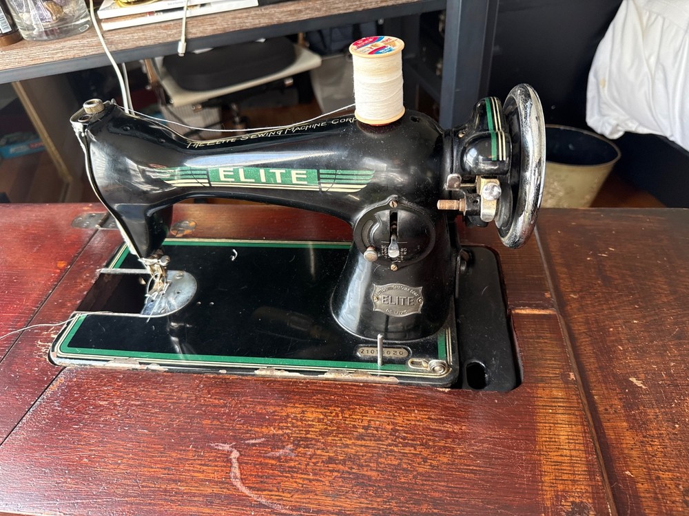 Rare Elite Sewing Machine Corp De Luxe