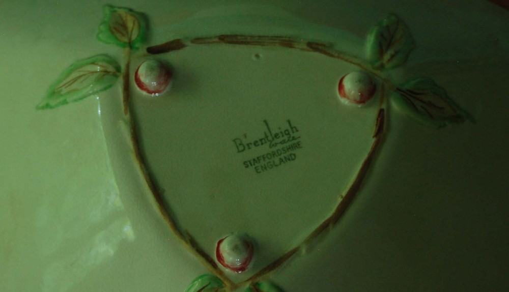 Brentleigh Serving dish raised feet and Serving Utensils