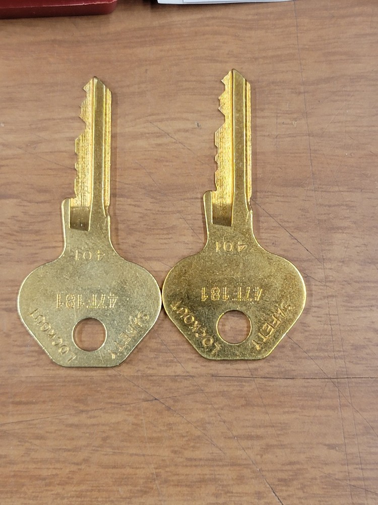 Master Lock 410KARED 11 Pack, Keyed Alike With 2 Control Keys For Set.