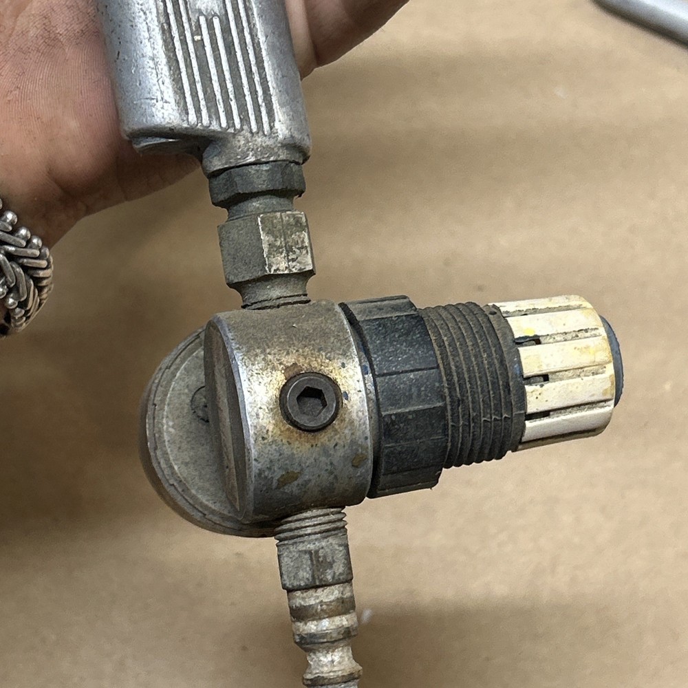 Devilbiss spray gun MBC type with cup and #30/58nozzle Untested