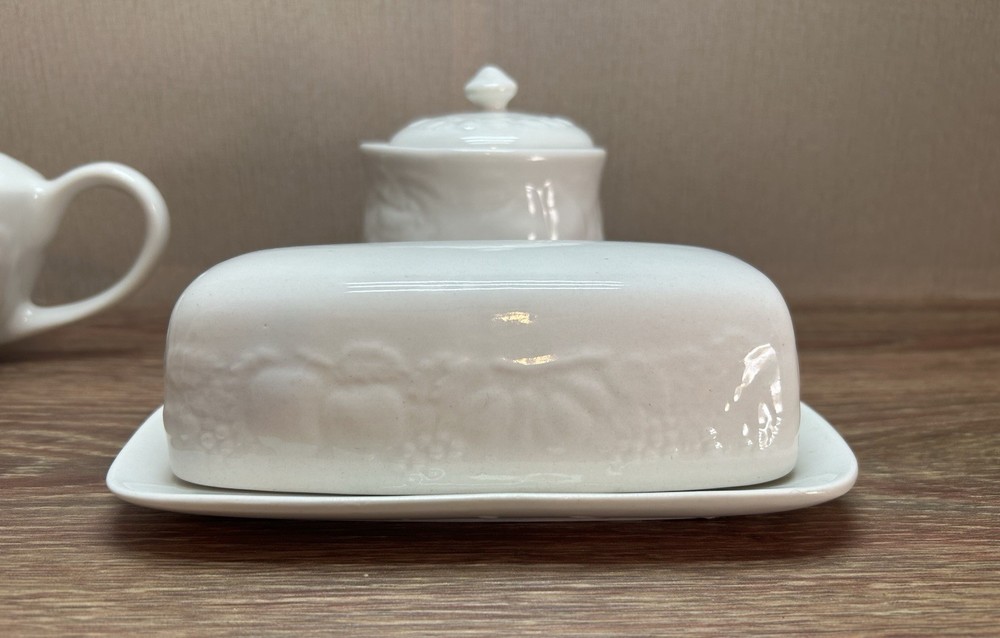 7 pc Tabletops Unlimited FRUIT DE BLANC Dinnerware Set ~ White Embossed Fruit
