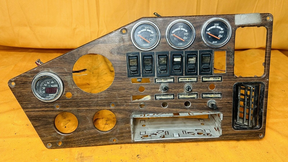 Freightliner Gauge And Switch Dash Panel